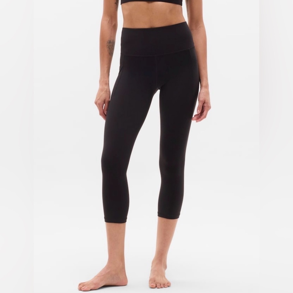 NWT Athleta Salutation Stash Black Capri Size S/P